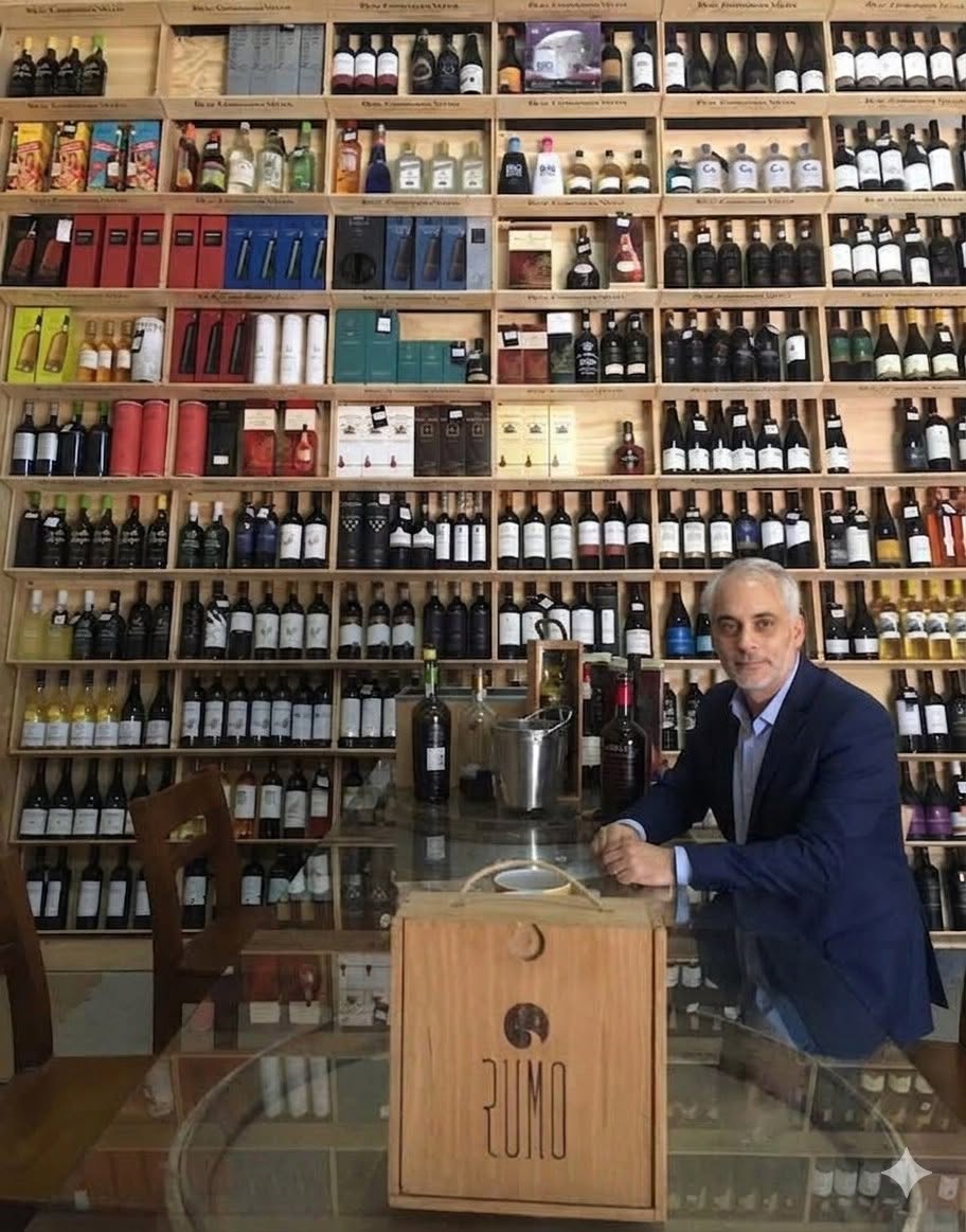 Sérgio na Rumo Garrafeira, rodeado pela seleção de vinhos